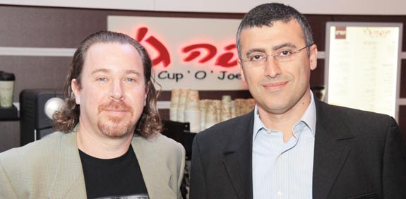 אבי בן אסאייג  דיוויד קליין בקפה ג'ו  / צילום איציק ממון   
